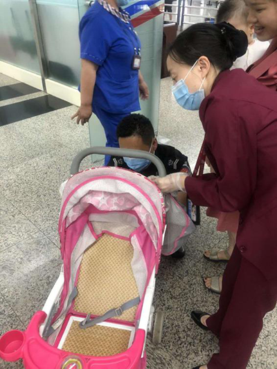 圖片1.png“真情服務(wù)”是讓旅客更加安心、放心、舒心的出行。行查室作為部門進港服務(wù)的最后一個環(huán)節(jié)，在日常工作中也很注重服務(wù)細節(jié)。6月10日，行查室工作人員幫助旅客打開嬰兒車，為她排憂解難。.png