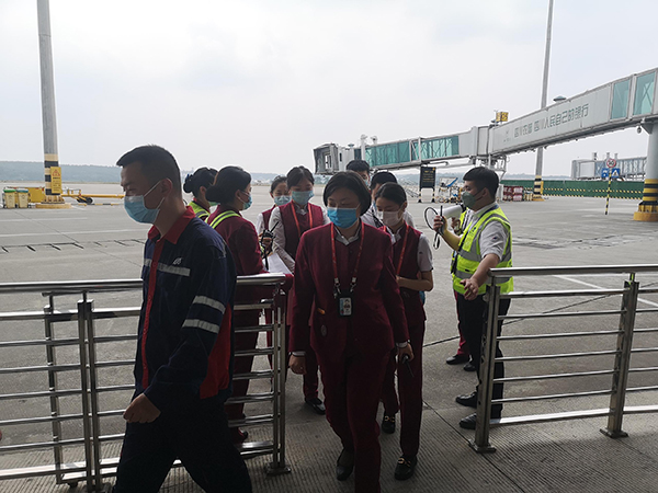 1653355046103530.jpg 旅客服務(wù)部開展航空器突發(fā)事件單項演練.jpg
