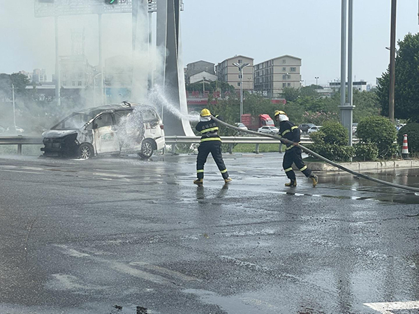 1660182195883012.jpeg 綿陽機場消防隊迅速處置突發(fā)自燃車輛.jpeg