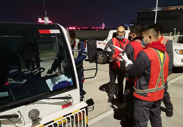 1668062448102863.jpg 機務(wù)特車隊牽移飛機保障T2順利啟用.jpg