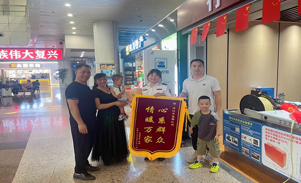 心系群眾，情暖萬家—— 綿陽機場安檢站暖心服務(wù)獲錦旗.png