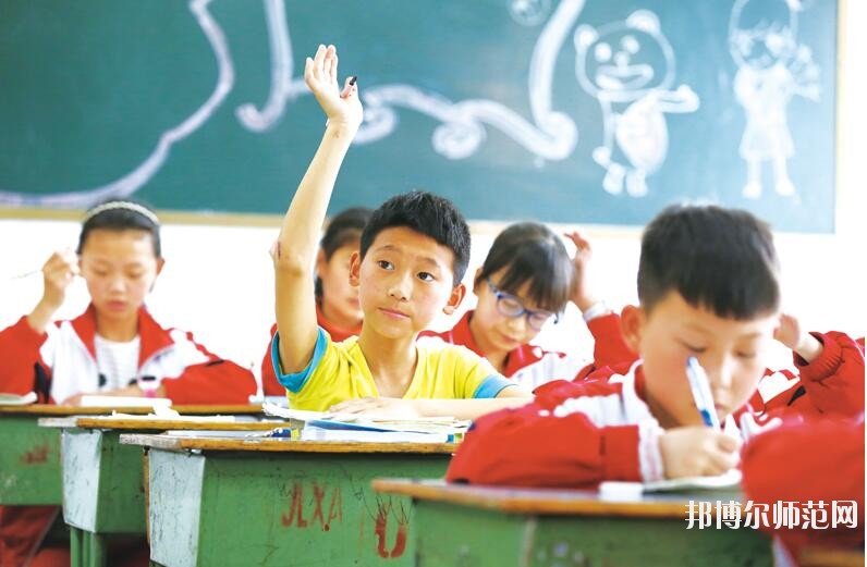 其實這個問題要看你怎么去想。對于文化成績優(yōu)秀的學生來說，上幼師學校肯定就不值得了;而文化成績不是很理想的學生來說，上幼師學校就是一個不錯的機會。所以學生怎么選擇學校，就要看學生自己的情況了，畢竟每一個人的情況都是不一樣的。幼師學校主要是以專業(yè)知識以及技能為主的學校，為學生提供學習的平臺。  六盤水民族職業(yè)技術幼兒師范學校 六盤水市民族職業(yè)技術學校(簡稱“六盤水民族職業(yè)技術幼兒師范學校”)的前身始建于1986年，并于1990年與六盤水市民族學校合并。93年更名為六盤水市民族職業(yè)技術學校。20多年的辦學實踐中，取得了不少成就，得到社會的認可。  但普通教育與職業(yè)教育合并辦學的許多弊端在日積月累中不斷的突現(xiàn)。2009年市委、市政府及市教育局等相關單位經過反復調研，多方論證，決定在原商財校校址(八一路50號，軍分區(qū)往上150米)新籌建六盤水民族職業(yè)技術學校，使之成為一所獨立的國家級重點職業(yè)學校，并于2009年秋季招生辦學。  辦學規(guī)模  學校占地面積45356平方米，校園建筑面積17260平方米，現(xiàn)有兩幢教學樓，共34個教室。一幢大連市政府援建的圖書樓、一幢辦公樓、一幢學生宿舍、兩個學生食堂、一個340米跑道足球場、1個珍珠球場、兩個蹴球場和4個籃球場。  獲得榮譽  1997年被評為貴州省重點職業(yè)高中，1999年被評為國家級重點職業(yè)高中，2004年7月通過國家級重點職業(yè)高中評估專家復評。是貴州省現(xiàn)代教育技術實驗學校;貴州省少數民族傳統(tǒng)體育項目訓練基地。全國計算機等級考試點及培訓點、貴州省國家第64職業(yè)技能鑒定所、計算機高新技術考試站、貴州省公務員計算機應用中級培訓點、六盤水市財政局會計從業(yè)資格考前培訓點及會計技術教育培訓點，勞動與社會保障局下崗職工再就業(yè)培訓點，貴州省公務員電子政務培訓點等。  報名條件  1、身心健康，品德良好。  2、積極向上，積極學習。  3、遵紀守法，品行端正，無不良行為，有上進心。  報名方式  凡符合學校招生條件的學生持戶口簿、身份證、2張一寸彩色照片到學校招生就業(yè)辦公室報名。高中畢業(yè)生可在學校網站上報名。  注意事項  1、新生報名時帶好戶口簿或者身份證原件(或復印件)，及相關費用到學校招生辦報名，并鑒定就業(yè)合同和優(yōu)惠入學協(xié)議。  2、報名時間：從即日起，到各專業(yè)名額報滿為止。  3、新生開校報到時請帶好戶口本、本人身份證原件，相關困難證明及交費收據。  初中畢業(yè)生想要自己以后將來有個好的工作，就要靠自己的努力，學習一門比較熱門的專業(yè)去，認真的學習，將來你才有一個穩(wěn)定的工作，穩(wěn)定的收入，以上是小編為同學們推薦的關于幼師學校的基本介紹，希望對同學們有所幫助，欲知更多學校詳情，請關注邦博爾幼師學校招生網。