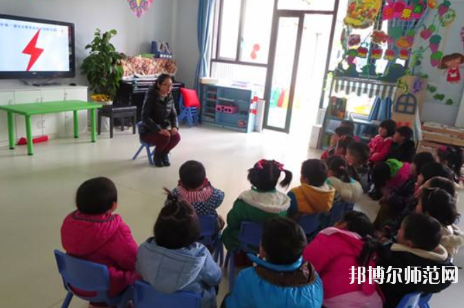 滄州2021年中專幼師學?？梢钥即髮? /><b>滄州2021年中專幼師學校可以考大專嗎</b><span>2020-12-16 13:15</span><p>滄州2021年中專幼師學?？梢钥即髮幔?是可以的，成績比較理想的學生就可以直接選擇上普高學校，然后通過高考的方式進入大學，</p></a></li>
            <li><a href=