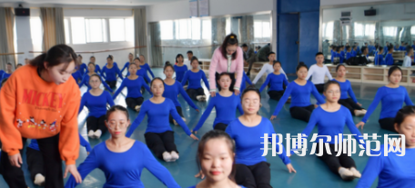 隨著社會(huì)的進(jìn)步，人們的生活得到了全面的改善，開始重視自己子女的教育，對(duì)教育人才的教學(xué)水準(zhǔn)就要求更高，使得很多學(xué)生都想要報(bào)考幼師學(xué)校。如果大家已經(jīng)做出了決定，要上幼師學(xué)校，就一定要盡早去了解學(xué)校信息。你越早了解學(xué)校，你可以選擇的學(xué)校就越多，就越能找到適合你的學(xué)校。幼師工作工作也相對(duì)輕松，不用從事體力勞動(dòng)?，F(xiàn)在家長對(duì)孩子的教育非?？粗?，幼兒園也越來越正規(guī)，都需要幼師幼師從業(yè)資格證。  思南中等職業(yè)學(xué)校辦學(xué)條件 學(xué)校老校區(qū)占地面積120.6畝，新校區(qū)200畝，校園拓展空間大。校內(nèi)布局分為：教學(xué)區(qū)、實(shí)驗(yàn)實(shí)訓(xùn)區(qū)、產(chǎn)教結(jié)合區(qū)、生活區(qū)、行政辦公區(qū)、體育運(yùn)動(dòng)區(qū)、美化綠化區(qū)等。各場所均按標(biāo)準(zhǔn)設(shè)計(jì)規(guī)劃，達(dá)到國家示范校要求的學(xué)校教學(xué)、實(shí)訓(xùn)、師生學(xué)習(xí)、工作、生活等方面需要的效果。  思南中等職業(yè)學(xué)校目標(biāo)明確 學(xué)校培養(yǎng)目標(biāo)明確，人才“出口”暢通，堅(jiān)持德育為先，技能為重，全面發(fā)展與特長發(fā)展相結(jié)合。圍繞“自強(qiáng)篤行、厚德精技”的校訓(xùn)，堅(jiān)持“四自”(自信、自強(qiáng)、自律、自愛)、“四會(huì)”(學(xué)會(huì)做人，學(xué)會(huì)做事，學(xué)會(huì)求知，學(xué)會(huì)生活)的教育培養(yǎng)目標(biāo)。  實(shí)行考與教分離，重視學(xué)生職業(yè)技能大賽，以賽促學(xué)，以賽促教;重視教師、學(xué)生下企業(yè)參與一線生產(chǎn)實(shí)踐，重視創(chuàng)建“校企聯(lián)動(dòng)”、“工學(xué)結(jié)合”、“教學(xué)做一體”的人才培養(yǎng)模式，畢業(yè)生就業(yè)并能與企業(yè)接軌，與農(nóng)戶融合，人才培養(yǎng)質(zhì)量顯著提高。  銅仁碧江中等職業(yè)學(xué)校簡介 銅仁市碧江區(qū)中等職業(yè)學(xué)校創(chuàng)辦于1989年，是一所隸屬于碧江區(qū)人民政府的貴州省示范性中等職業(yè)學(xué)校。學(xué)校規(guī)劃占地面積420畝，規(guī)劃建筑面積13萬余平方米，總投資約5.8億元。教學(xué)區(qū)、生活區(qū)、運(yùn)動(dòng)區(qū)、綠化區(qū)布局合理，功能設(shè)施完善，環(huán)境優(yōu)美，地處銅仁市川硐教育園區(qū)桃園大道北側(cè)，毗鄰銅仁幼專、貴州健康職業(yè)學(xué)院，有著豐富的文化資源和育人氛圍。  學(xué)校自2013年搬遷至川硐教育園區(qū)以來，領(lǐng)導(dǎo)班子帶領(lǐng)廣大教師銳意進(jìn)取，和諧奮進(jìn)，確立了“發(fā)展教師、成就學(xué)生、服務(wù)社會(huì)”的辦學(xué)理念，圍繞“辦出特色、形成風(fēng)格、爭創(chuàng)一流”的辦學(xué)目標(biāo)，形成了“醫(yī)護(hù)為主、產(chǎn)教結(jié)合、校企合作”的辦學(xué)特色。  現(xiàn)在整體新生人口的增量將直接體現(xiàn)在幼兒園在園人數(shù)的增加，我國當(dāng)前幼師行業(yè)的需求還是很大的，遠(yuǎn)遠(yuǎn)不足國家的計(jì)劃，所以從事幼師行業(yè)前景是很好的。幼兒園、教育機(jī)構(gòu)、培訓(xùn)機(jī)構(gòu)、藝體教育行業(yè)等相關(guān)行業(yè)都需要大量新型教育人才，學(xué)生選擇了教育行業(yè)正好符合當(dāng)今的教育的需求，所以對(duì)同學(xué)們來講就業(yè)前景是非常具有潛力化的。